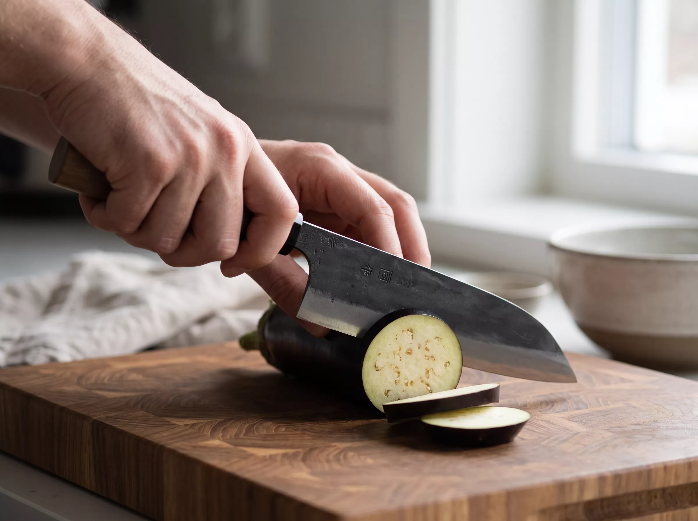 Japoński Nóż Santoku Tosa Kurouchi Aogami Super 15 cm - Drewno Orzech