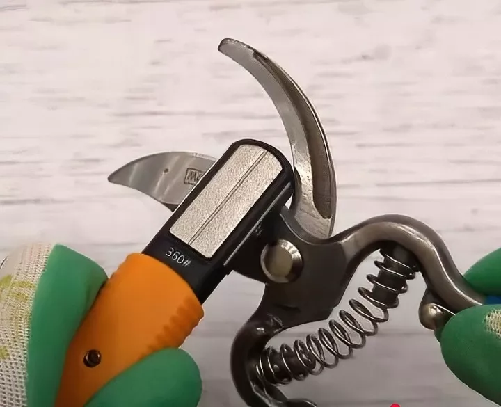 Wielofunkcyjna ostrzałka diamentowa do noży i sekatorów.