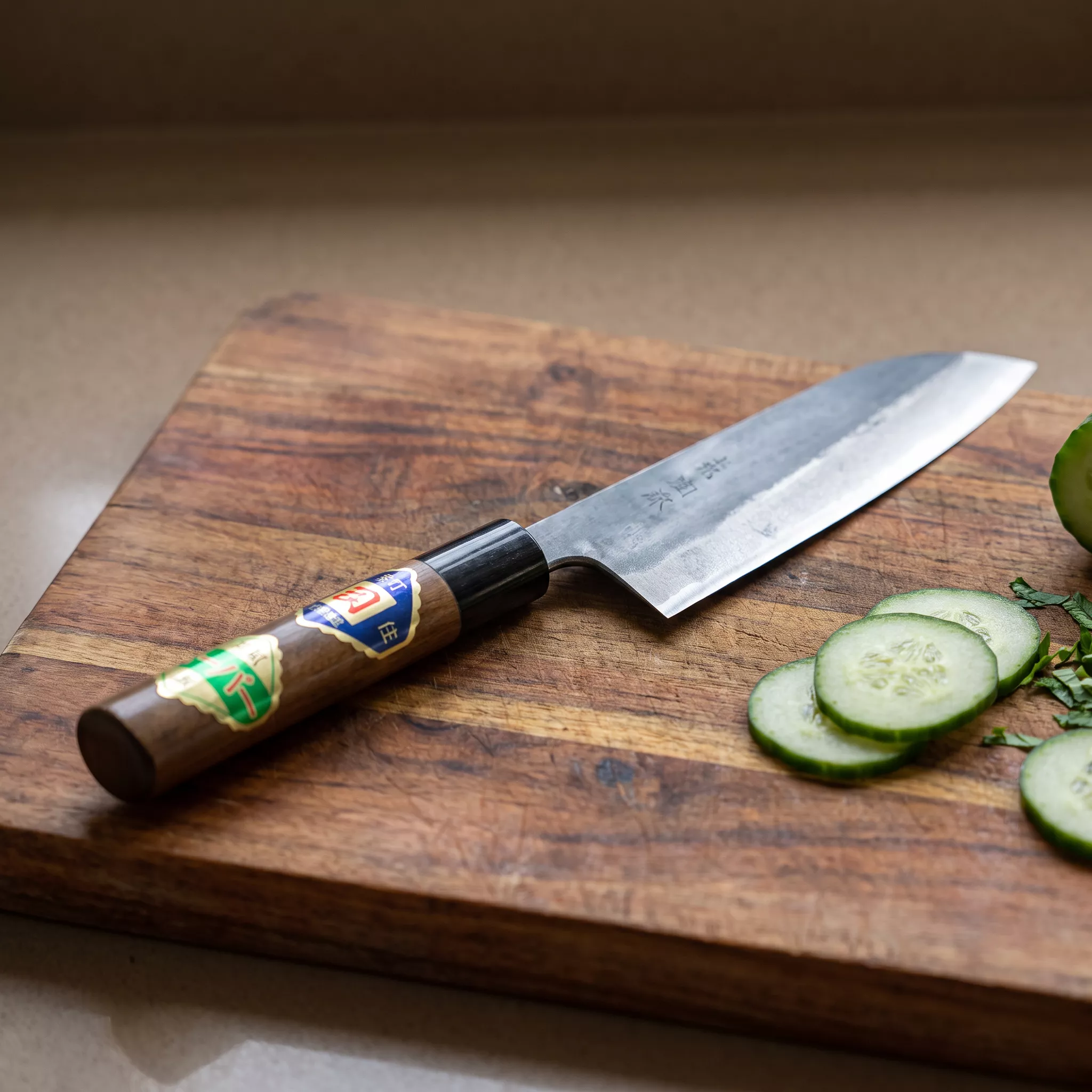Japoński Nóż Santoku Tosa Kurouchi Aogami Super 15 cm - Drewno Orzech