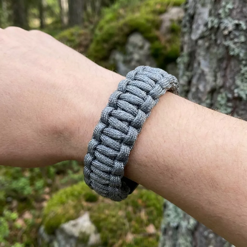 Bransoletka survivalowa paracord z gwizdkiem Silver Camo 22 cm