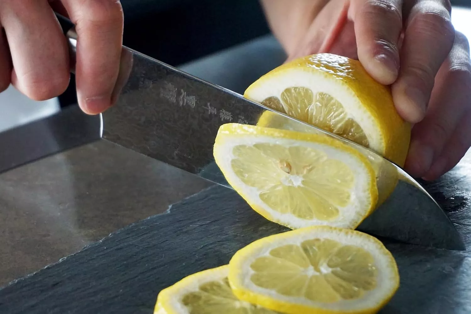Yaxell Kuroyoh Damascus Santoku - Japoński Nóż Kuchenny 16,5 cm